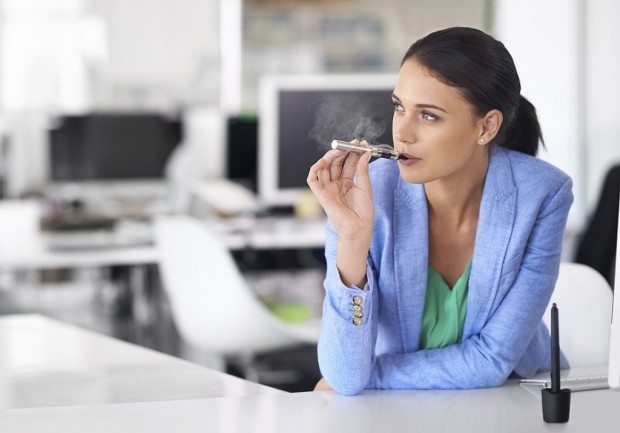 Cigarette électronique, faut-il l'interdire au bureau ?
